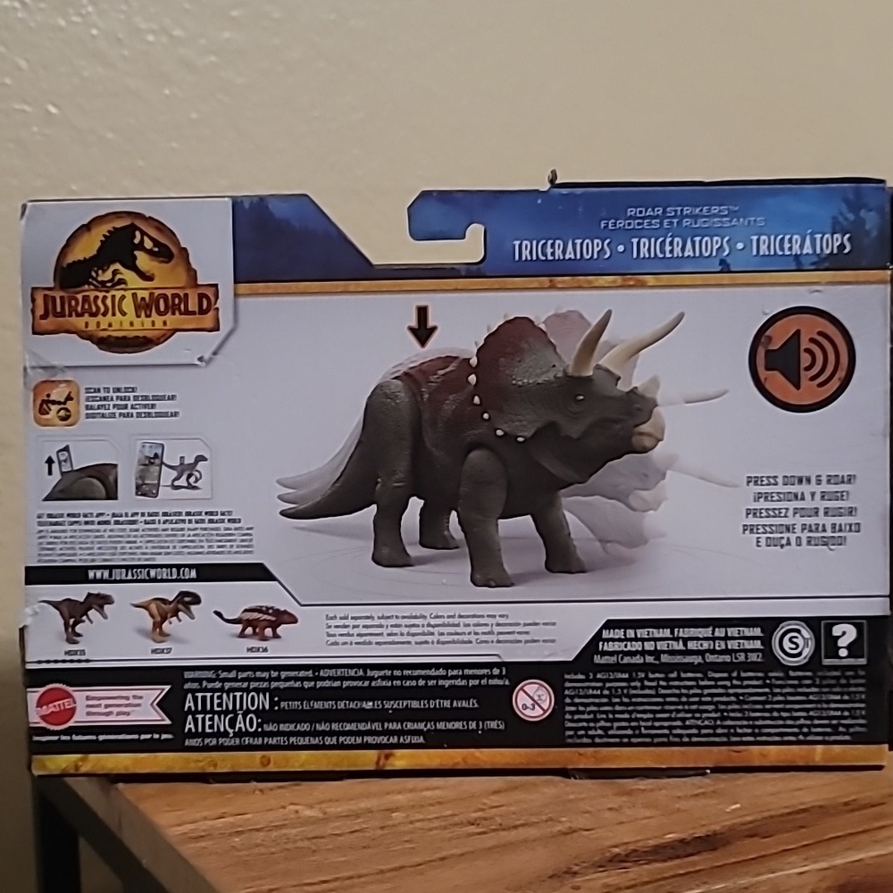 Jurassic World Dominion Triceratops toy - Picture 2 of 4